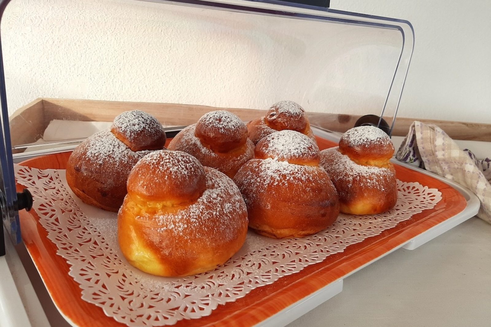 Brioche col tuppo servite a colazione al B&B Capo al Piano